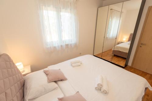 Ένα ή περισσότερα κρεβάτια σε δωμάτιο στο Apartment Eden de Mer - Odmor u srcu Dalmacije u Žaboriću kraj Šibenika