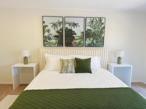 Postel nebo postele na pokoji v ubytování The Luxe Hidden Gem Villa in Auckland Heart - 3 Bedrooms near Newmarket WestfieldMall