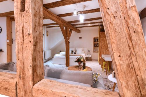una camera con due letti in una stanza con travi in legno di Gite See You Soon - Studio Fun a Colmar