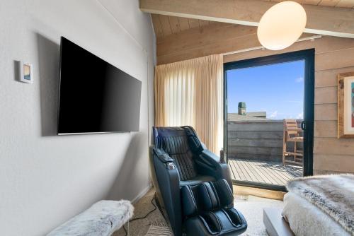 TV a/nebo společenská místnost v ubytování Oceanfront Retreat on Pajaro Dunes Beach
