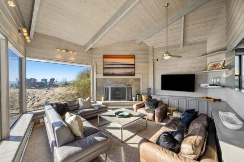 TV a/nebo společenská místnost v ubytování Oceanfront Retreat on Pajaro Dunes Beach