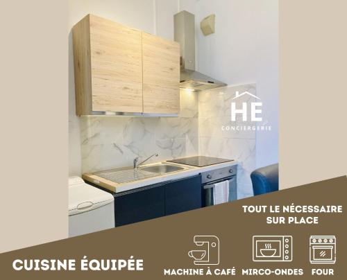 eine Küche mit Spüle und Holzschränken in der Unterkunft Room 203 Hyper Proche Gare 250m in Montargis