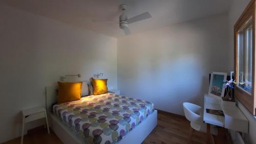 une chambre avec un lit avec des oreillers jaunes dans l'établissement Havre de paix à 10 minutes de la mer et 15 minutes d'Ajaccio, à Appietto