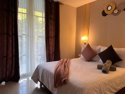a bedroom with a bed with two teddy bears on it at Montes De Beraka in Minca