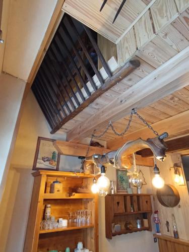Cette chambre dispose d'armoires en bois et d'un plafond éclairé. dans l'établissement La grange d'Alexandre 6 personnes, à Val Cenis