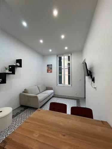 un salon avec un canapé et une table dans l'établissement Appartement Menton, à Menton