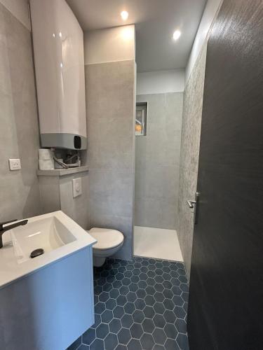 une petite salle de bain avec un lavabo et des toilettes dans l'établissement Appartement Menton, à Menton