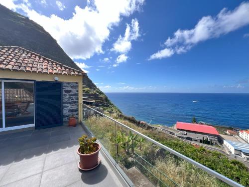 a view of the ocean from a house at Refúgio do Ilhéu in Porto Moniz