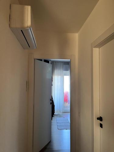 an empty hallway with a door leading to a room at La casa del Professor in Càbras