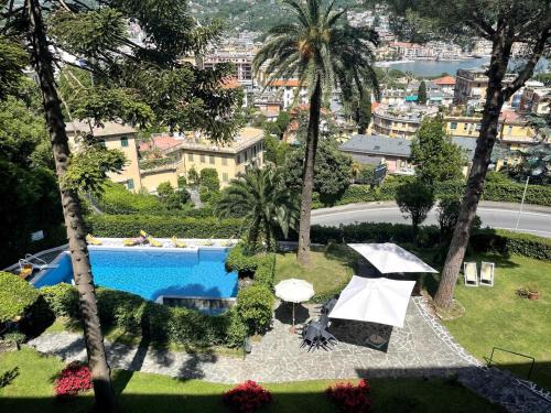 une vue aérienne d'un complexe hôtelier avec piscine dans l'établissement Casa Acquamarina, à Rapallo
