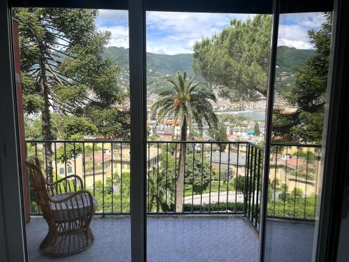 Cette chambre dispose d'un balcon offrant une vue sur la ville. dans l'établissement Casa Acquamarina, à Rapallo