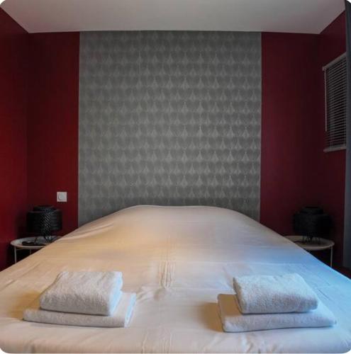 un lit avec deux serviettes dessus dans l'établissement Cosy T2 avec extérieur et vue, à Montauban