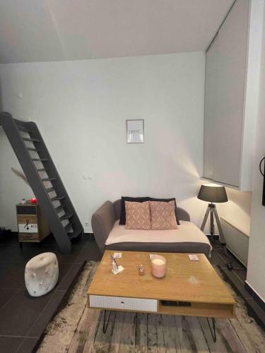 une pièce avec un lit et une table dedans dans l'établissement Le Masséna d'Or, Calme, Métro, et Parc Tête D'or, à Lyon