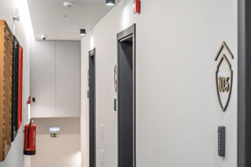 a hallway with a door in a hospital room at Machim D Arfet House by Homie in Machico