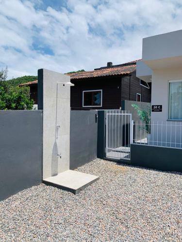 a house with a gate in front of it at Flet dos sonhos in Florianópolis