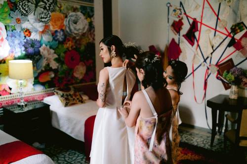 a group of three girls standing in a hotel room at Hotel Boutique Casa del Jardín Aguascalientes in Aguascalientes