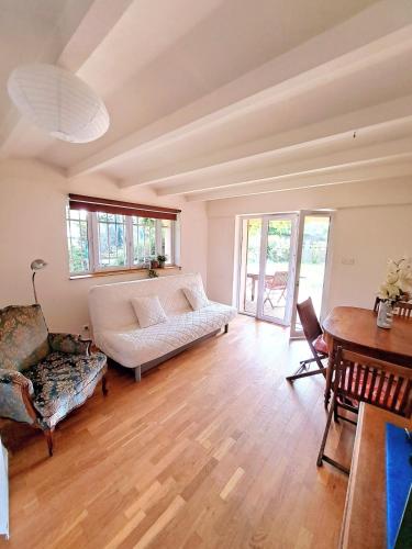 un salon avec un canapé et une table dans l'établissement Le Chantegrillet Grand Studio Quiet Garden, à Sainte-Foy-lès-Lyon