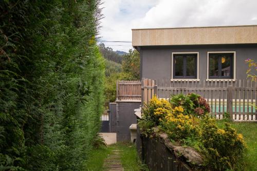 Taman di luar Chalet con piscina y diversión Ría de Vigo