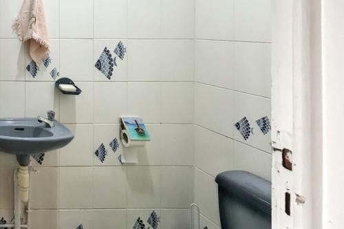 a bathroom with a sink and a toilet at Maison familiale avec piscine privée à Saint-François in Saint-François