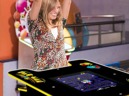 Επισκέπτες που μένουν στο Kid Friendly Park Arcade Fenced Yard Firepit Grill