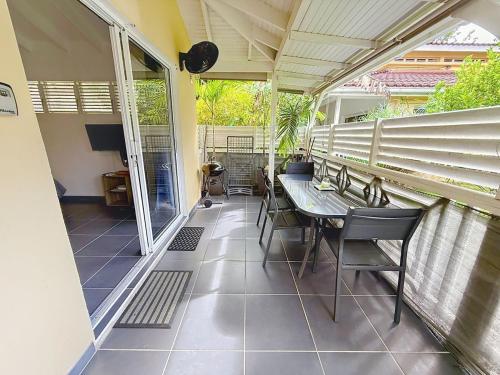 Un balcón o terraza en Location saisonnière dans résidence avec piscine