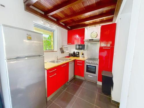 Una cocina o cocineta en Location saisonnière dans résidence avec piscine
