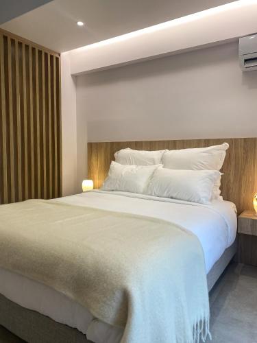Modern Athens Apartment with Large Private Balcony and Free Parking