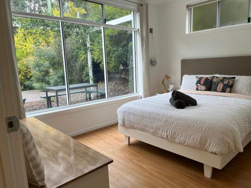 Katil atau katil-katil dalam bilik di Banksia on Blenheim by Experience Jervis Bay