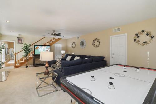 Una televisión o centro de entretenimiento en Entire Private 5-BR 3-Acres Estate, 3000 sqft, near Winery in Fallbrook, Available Now