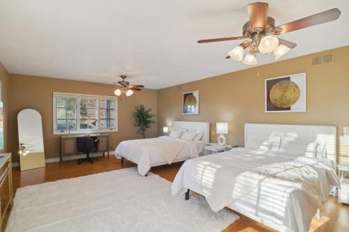 Una cama o camas en una habitación de Entire Private 5-BR 3-Acres Estate, 3000 sqft, near Winery in Fallbrook, Available Now