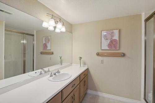 Un baño de Entire Private 5-BR 3-Acres Estate, 3000 sqft, near Winery in Fallbrook, Available Now