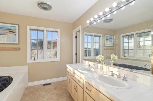 Un baño de Entire Private 5-BR 3-Acres Estate, 3000 sqft, near Winery in Fallbrook, Available Now