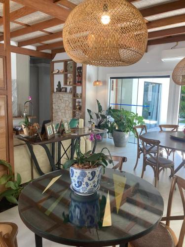 a room with a table with a potted plant on it at casa em Ihabela in Ilhabela
