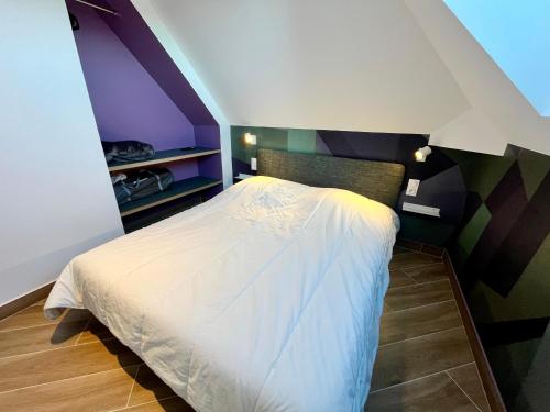 - une chambre avec un lit aux accents violets dans l'établissement T3 climatisé face Loire et château l'appart du 4-1, à Amboise