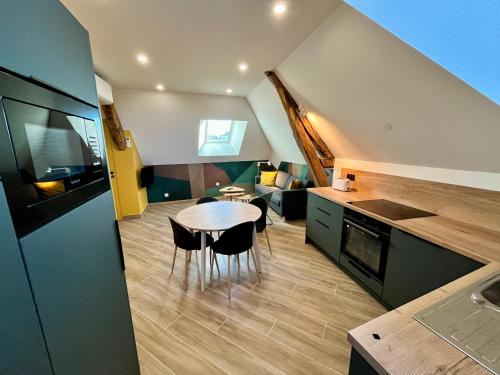 une cuisine et une salle à manger avec une table et des chaises dans l'établissement T3 climatisé face Loire et château l'appart du 4-1, à Amboise