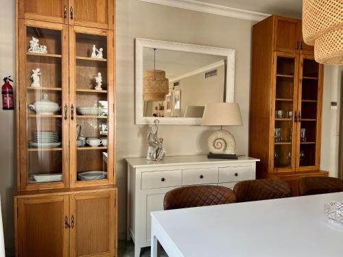 ein Esszimmer mit einer Kommode und einem Spiegel in der Unterkunft Lemon Playa in Málaga