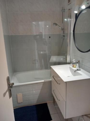 une salle de bain avec une baignoire, un lavabo et une douche dans l'établissement T3 act, à Pessac