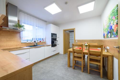 Kuchyňa alebo kuchynka v ubytovaní Apartmány Volavka 2