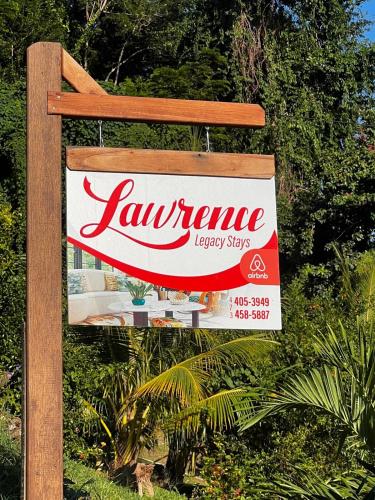 Certificado, premio, señal o documento que está expuesto en Lawrence Legacy Stays