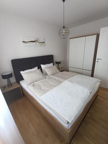 En eller flere senge i et værelse på Blue Apartment Lukavica near Sarajevo Airport