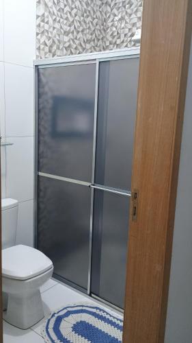 a bathroom with a shower stall with a toilet at Casa grande em arapongas in Arapongas
