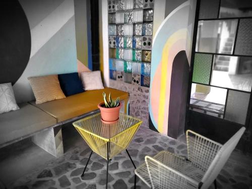 a living room with a couch and a table at Art & Coffee in Santa Cruz La Laguna