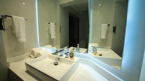 a bathroom with a sink and a large mirror at Condominio Cancún Plaza in Cancún