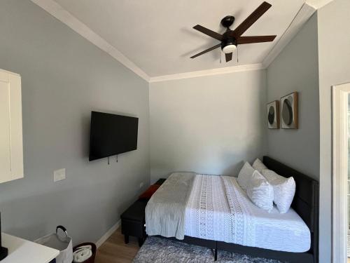 Un pat sau paturi într-o cameră la Sunburst Studio