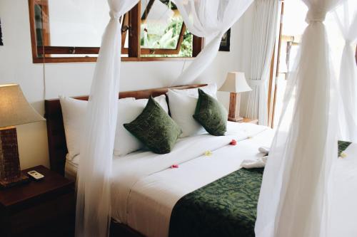 En eller flere senge i et værelse på Luxury Beachfront Relaxation at The Villas North Bali