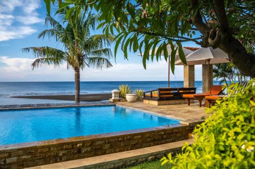 Swimmingpoolen hos eller tæt på Luxury Beachfront Relaxation at The Villas North Bali
