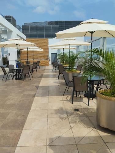 Restoran atau tempat lain untuk makan di luxuri suite vista al rio