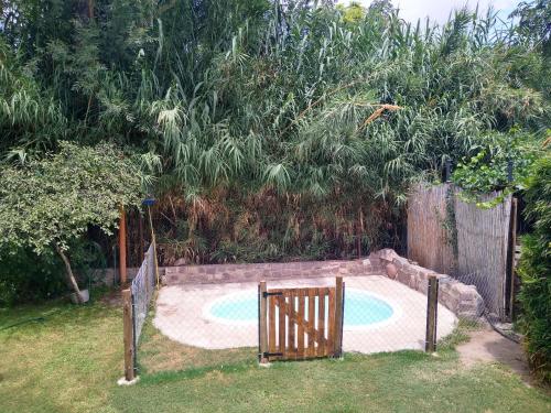 Una pequeña piscina en un patio con una valla. en Casitas del Cerro, en Chacras de Coria