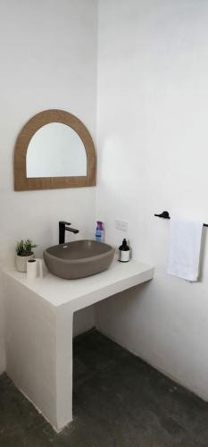 a bathroom with a sink and a mirror at Casa Praia Paredon in El Naranjo