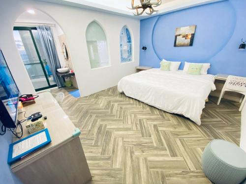 Postel nebo postele na pokoji v ubytování 墾丁船帆石海景五臥室 包棟villa IG Kenting Timehouse beach villa I電動麻將I k歌l德州撲克桌遊I廚房I步行沙灘三分鐘 Line ID 搜kenting-timehouse預訂